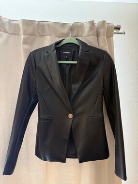 Express leather blazer
Size xxs